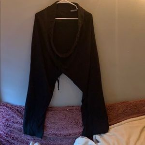 Black cotton sweatpants with a seamless design